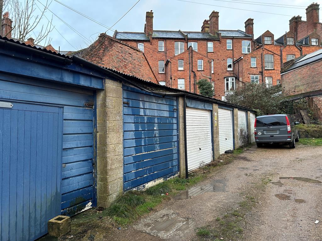 Lot: 37 - SUBSTANTIAL MIXED USE BUILDING WITH POTENTIAL - 